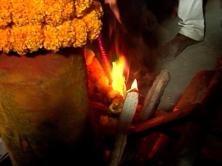 मुंबई आणि राज्यभरात आज होळी साजरी केली जाणार असली तरी मुंबईतल्या कोळीवाड्यात होळीच्या सणाला एक दिवस आधीच सुरुवात झाली आहे. कोळी बांधव परंपरा जपत हा सण साजरा करत असल्याचं पाहायला मिळालं. होळीनिमित्त कोळी बांधव आणि भगिनींनी पारंपरिक वेशभूषा परिधान करतात आणि होळी दहन करुन गाण्यावर ठेका धरतात.