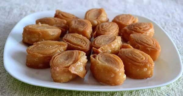 खाजा - इस मिठाई को नाश्ते के तौर पर भी इस्तेमाल किया. खाजा को आटा, चीनी और खोये से बनने वाली एक क्रिस्पी मिठाई होती है. डीप फ्राई कर तैयार की जाने वाली ये मिठाई मुंह में जाते ही घुल जाती है. शायद इसकी सॉफ्टनेस की वजह से ही स्वीट लवर्स को ये खासी पसंद है.