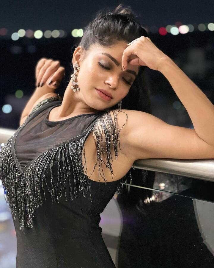 பெண்ணே பெண்ணே உந்தன் கையில் நானும் கூடும் நேரம் விட்டு செல்லாதே