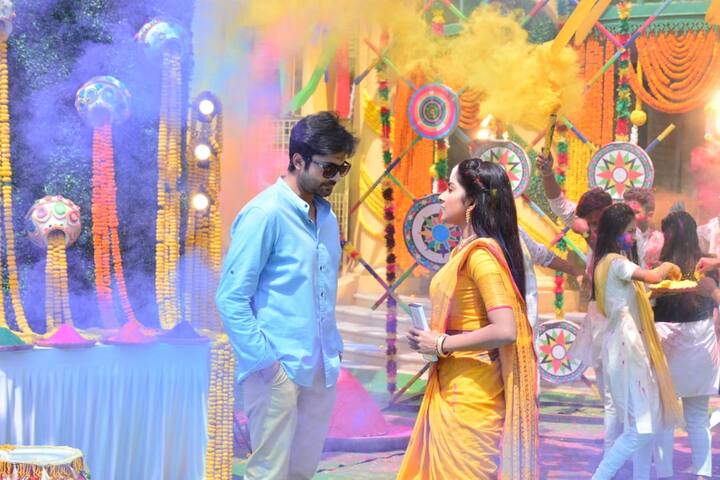 ধারাবাহিকের গল্পে ধারা অনুযায়ী, আহির ও রঞ্ঝার বিয়ের আয়োজন করা হয়। কিন্তু বিয়ের আসরেই ঘটে একেবারে উল্টো কাণ্ড। আহির তাঁর গুরুজি অর্থাৎ রঞ্ঝার বাবার সম্মান বাঁচাতে বিয়ে করে পিলুকে। যদিও তাঁকে আটকানোর চেষ্টা করে খোদ পিলুই।