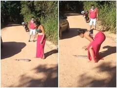 सिगरेट के कस लेते हुए युवती ने पाया सांप पर काबू, नंगे हाथ से सड़क से उठा कर किया दूर 