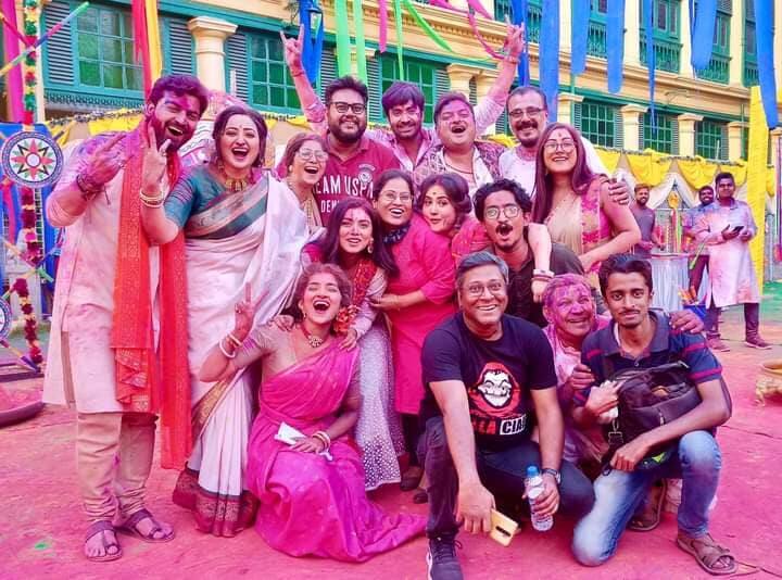 সুরমণ্ডলে আয়োজন করা হয়েছে হোলির উৎসব। সেখানে সামিল হয়েছে সবাই। বিয়ের পর এই প্রথম দোলের উৎসব আহির-পিলুর। তবে ততটা মধুর হল না সবকিছু।