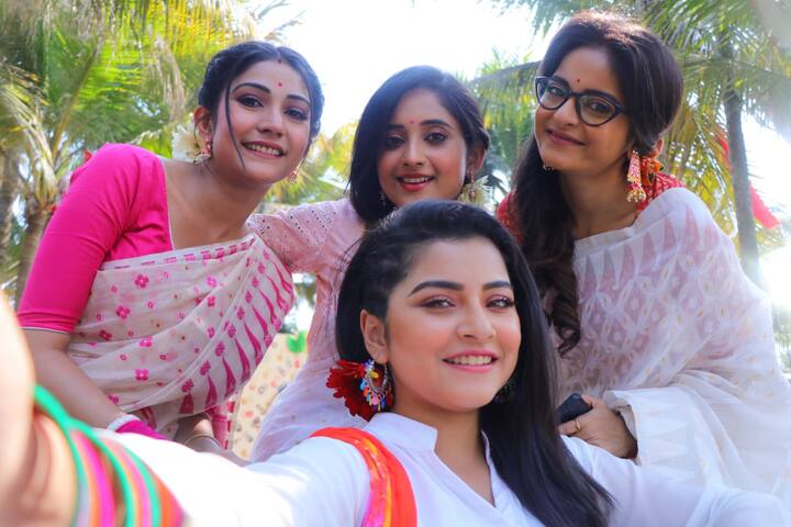 দোল উপলক্ষ্যে সবাই সেজেছিল সাদা পোশাকে। দেবতাকে প্রণাম করে একে অপরকে আবীর মাখালেন পরিবারের সবাই। রঙের আড়ালেই চলল নানা প্রেমের সমীকরণ।