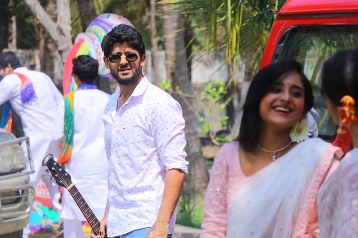 সদ্য পাহাড় থেকে শ্যুটিং করে ফিরেছে টিম 'মিঠাই'। মিরিকের পাহাড়ের কোলে, সবুজে ঢাকা চা বাগানে চলেছিল 'মিঠাই' ধারাবাহিকের শ্যুটিং। ভালোবাসার মাসে এই প্রথমবার 'মিঠাই'-এর 'উচ্ছেবাবু' ভালোবাসার কথা স্বীকার করলেন মিঠাইয়ের কাছে।