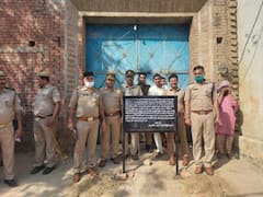 बागपत: 25 हजार के इनामी गैंगस्टर कपिल बसी के घर को पुलिस ने किया कुर्क, 31 मुकदमे हैं दर्ज