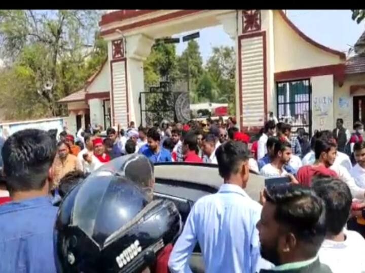 Gorakhpur News: गोरखपुर विश्वविद्यालय के बाहर हंगामा करने वाले 100 अज्ञात लोगों पर हुआ मुकदमा दर्ज, जल्द होगी गिरफ्तारी Gorakhpur News: Case filed against 100 unknown people who created ruckus outside Gorakhpur University ANN Gorakhpur News: गोरखपुर विश्वविद्यालय के बाहर हंगामा करने वाले 100 अज्ञात लोगों पर हुआ मुकदमा दर्ज, जल्द होगी गिरफ्तारी