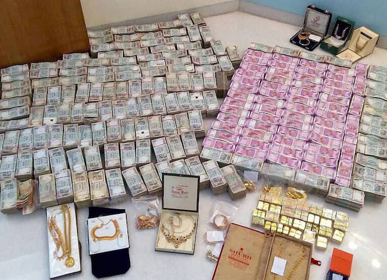 ACB Billions of rupees found by construction department Officer Locker aurangabad crime news Aurangabad : बांधकाम विभागातील अधिकाऱ्याकडे सापडले कोट्यवधींचं घबाड! ACB अधिकाऱ्यांचेही डोळे चकाकले 