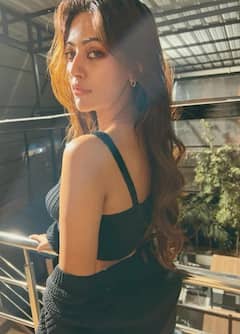 Anu Emmanuel pics: தனது பின்னழகை காட்டி போஸ் கொடுத்த பிரபல நடிகை...!