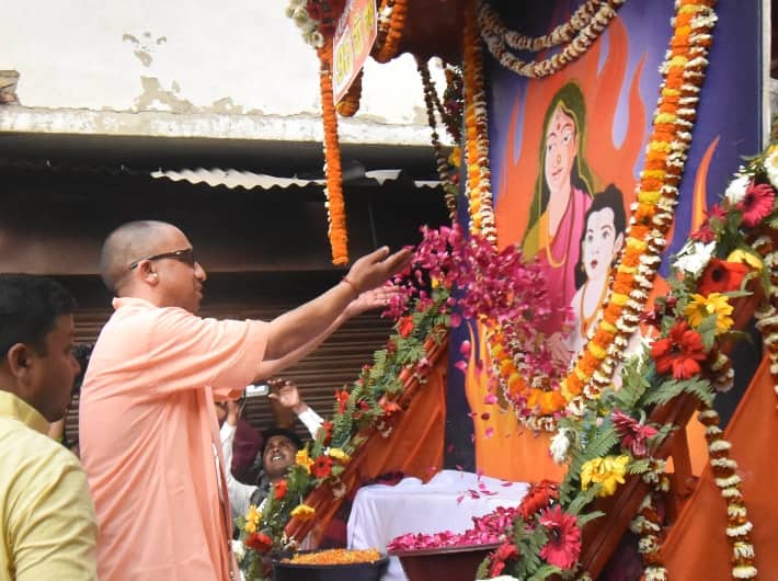 मुख्यमंत्री ने भक्त प्रहलाद की आरती की और होलिका दहन के बाद वहां मौजूद लोगों के साथ फूलों की होली खेली. इस दौरान लोगों ने गोरखनाथ मंदिर जा रहे मुख्यमंत्री के काफिले पर पुष्प वर्षा की.