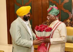 हरियाणा राजभवन में खेली गई फूलों की होली, मनोहर लाल और भगवंत मान ने एक-दूसरे को लगाया गुलाल