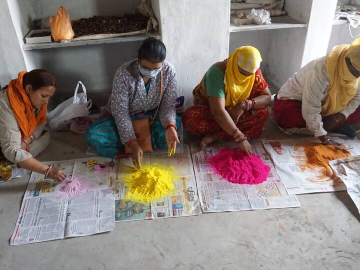 Chhattisgarh, women made herbal gulal from flowers, people are buying it ann Chhattisgarh: छत्तीसगढ़ में महिलाओं ने फूलों से बनाया हर्बल गुलाल, हाथों हाथ खरीद रहे हैं लोग