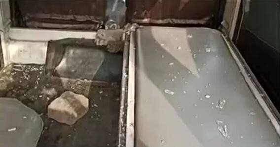 Hoogly: মদের টাকা না দেওয়ায় অ্যাম্বুল্যান্সে ভাঙচুরে অভিযুক্ত ২ হোমগার্ড, হাসপাতালে ভর্তি চালক।Bangla News