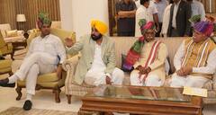 हरियाणा राजभवन में खेली गई फूलों की होली, मनोहर लाल और भगवंत मान ने एक-दूसरे को लगाया गुलाल