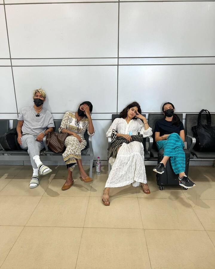 एक तस्वीर में जान्हवी अपनी टीम के साथ नजर आ रही हैं. इसमें जान्हवी का एकदम सिंपल लुक दिखाई दिया है.