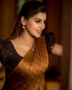 Actress yashikaa annand : ரோஜா மலரே ராஜகுமாரியாய் நடைபயின்ற நடிகை யாஷிகா...பாரம்பரிய உடையில் அழகிய புகைப்படங்கள்!