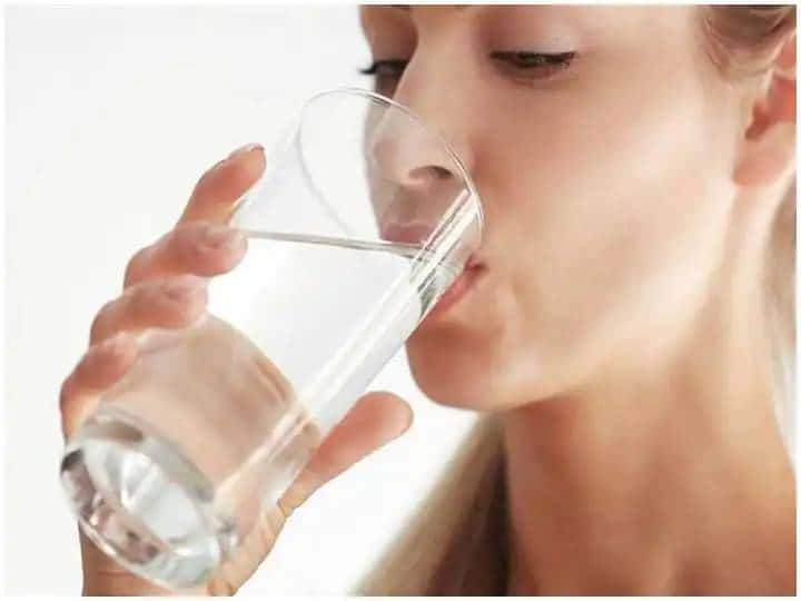 Health Tips Drinking water while standing is very dangerous for the body These problems can arise Health Tips : उभं राहून पाणी पिणे शरीरासाठी अतिशय घातक! उद्भवू शकतात ‘या’ समस्या