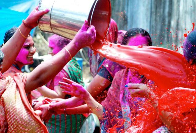 Holi 2022: இந்தியாவின் பல்வேறு பகுதிகளில் கொண்டாடப்படும் ஹோலி வகைகள்:  எங்கே? எப்படி?