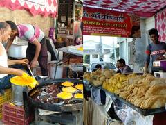 Holi 2022: इंदौर में होली पर सजा सिंधी मिठाईयों का बाजार, यहां बनती है ये स्पेशल मिठाई