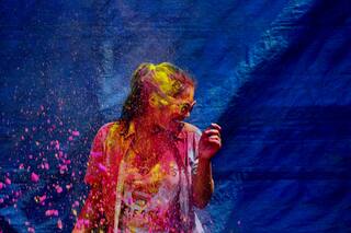 Holi 2022 : होळी आधी आणि नंतर 'अशी' घ्या त्वचेची काळजी; फॉलो करा तज्ज्ञांनी दिलेल्या सोप्या टिप्स
