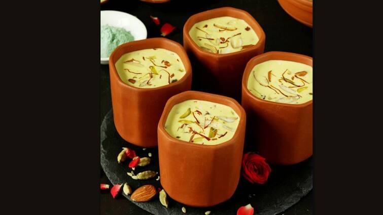 Holi 2022: Thandai is a refreshing and cooling indian beverage, know how to make it Holi 2022: রঙের উৎসব হবে আরও জমজমাট, সঙ্গে যদি থাকে ঠান্ডাই