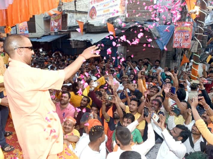 योगी आदित्यनाथ ने आरोप लगाया कि विपक्ष ने अफवाह फैलाई और यहां तक कि व्यक्तिगत टिप्पणियां भी कीं लेकिन लोगों का प्रधानमंत्री मोदी में पूरा भरोसा था.