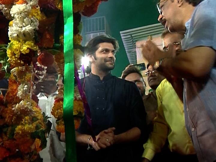 पर्यावरण मंत्री आदित्य ठाकरे यांच्या मतदारसंघात अमित ठाकरे यांनी हजेरी लावल्याने या भेटीला विशेष राजकीय महत्त्व प्राप्त झालं आहे. तसंच आगामी मुंबई महापालिका निवडणुकीच्या पार्श्वभूमीवर अमित ठाकरे यांनी वरळीवर विशेष लक्ष दिल्याचं यातून स्पष्ट होत आहे.