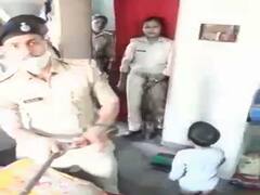 बिहार की 'लट्ठमार' पुलिस! छापेमारी के दौरान महिला ने बनाया Video तो चलाई लाठी, कहा- ये क्या...