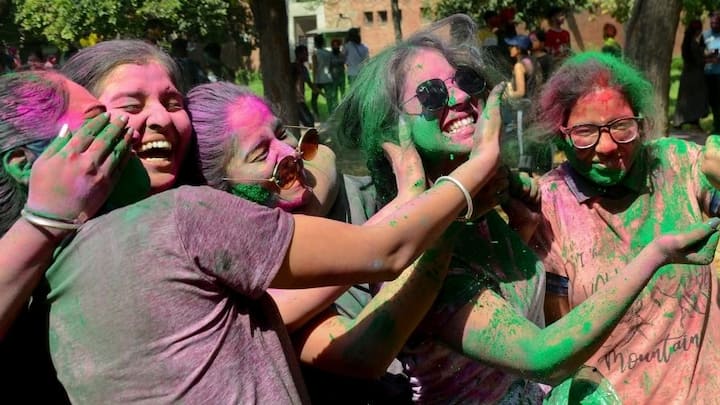 হোলা মহল্লা উৎসব শুরু হয় ভারতীয় ঘরানার মার্শাল আর্টের প্রদর্শনী দিয়ে। তার পর নাচ, গানে মেতে ওঠে চারপাশ। আনন্দপুর সাহিবের মতো এলাকায় তিন দিন ধরে চলে উৎসব।