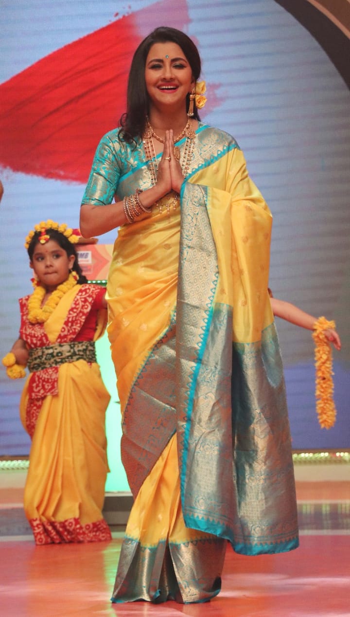 'দিদি নম্বর ওয়ান'-এর মঞ্চে দোলের সাজ, রঙের খেলা। লেখার পাশাপাশি মঞ্চে প্রেমে, গানে মেতে উঠলেন টেলিভিশনের রিয়েল লাইফ জুটিরা। 'দিদি' রচনা বন্দ্যোপাধ্যায়ের হাত ধরে 'দিদি নম্বর ওয়ান'-এর মঞ্চে পালিত হল রঙের উৎসব।