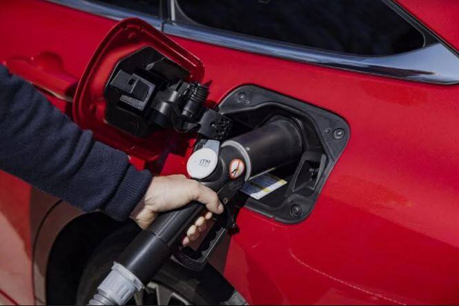 Green Hydrogen Car: গাড়ি বিশেষজ্ঞরা বলছেন, চার্জ করার ক্ষেত্রে অনেক কম সময় নেয় হাইড্রোজেন কার। এতে রয়েছে আরও বেশি অ্যাডভান্টেজ। যেখানে ইলেকট্রিক গাড়ির থেকে বেশি রেঞ্জ বা মাইলেজ দেয় হাইড্রোজেন কার।এবার সেই হাইড্রোজেন কার নিয়ে এসেছে টয়োটা।