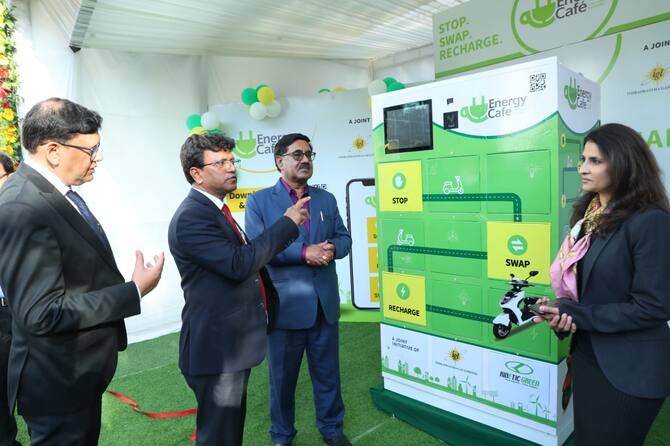 Battery Swapping Station: इलेक्ट्रिक व्हीकल के बैटरी स्वैपिंग के लिए इंद्रप्रस्थ गैस ने काइनेटिक ग्रीन के मिलकर शुरू किया एनर्जी कैफे, 50% तक घट सकती है ईवी की लागत