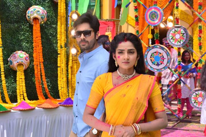 কিন্তু আহিরের গুরুদক্ষিণা রঞ্জিনীকে বিয়ে করা। কিন্তু গুরুকূলে পিলু এসে বদলে দেয় সব সম্পর্কের সমীকরণ। ধারাবাহিকে এবার গুরুজির সম্মান বাঁচাতে গুরুতর পদক্ষেপ নিতে দেখা যায় নায়ক আহিরকে। পিলুর সিঁথিতে সিঁদুর দিয়েছিল আহির।
