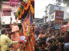 गोरखपुर में सीएम योगी की जीत वाली होली, देखें तस्वीरें