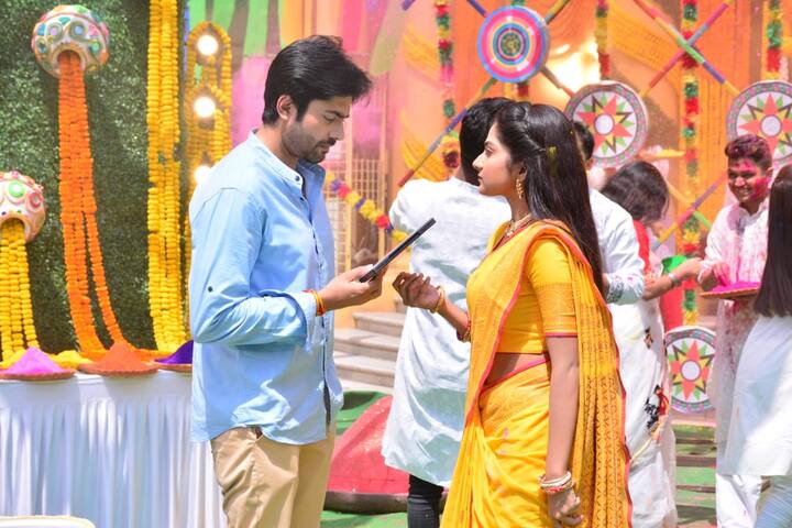 কিন্তু সুরের সূত্র ধরেই আহিরের সঙ্গে আলাপ হয় পিলুর। পিলু লোকগীতির শিল্পী। লোকগীতিকে বিশ্বের দরবারে তুলে ধরার স্বপ্ন দেখে সে। একে অপরের প্রেমে পড়ে আহির, পিলু।