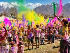 Holi 2022: గాడిదపై ఊరేగింపులు, పిడిగుద్దులాటలు, డబ్బులిచ్చి రంగులు పూయించుకోవడాలు, హోలీ రోజున ఎన్ని వింత ఆచారాలో