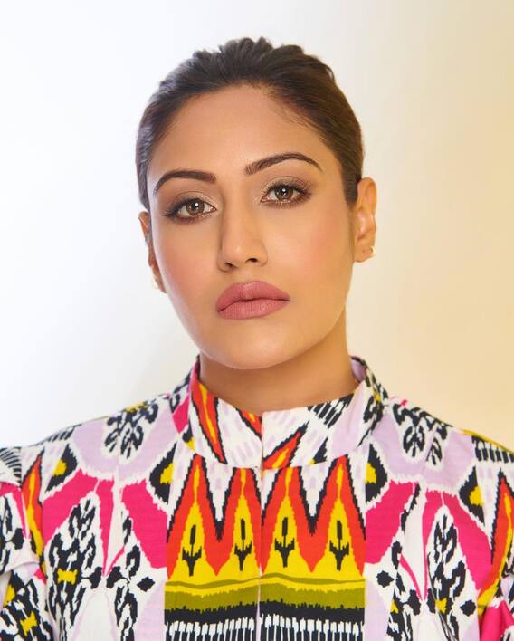 ਇੱਕ ਤੋਂ ਇੱਕ ਕਿਲਰ ਪੋਜ਼ ਦਿੰਦੀ ਨਜ਼ਰ ਆਈ ਸੁਰਭੀ ਚੰਦਨਾ