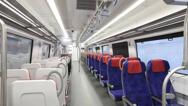 राष्ट्रीय राजधानी क्षेत्र परिवहन निगम (NCRTC) ने हाई-स्पीड RRTS ट्रेन का पहला लुक जारी किया है जो एक घंटे के भीतर दिल्ली और मेरठ के बीच 82 किमी की दूरी तय करेगी. दिल्ली-गाजियाबाद-मेरठ आरआरटीएस कॉरिडोर के प्राथमिकता खंड पर ट्रायल रन इस साल शुरू होने की उम्मीद है.