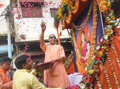 गोरखपुर में सीएम योगी की जीत वाली होली, देखें तस्वीरें