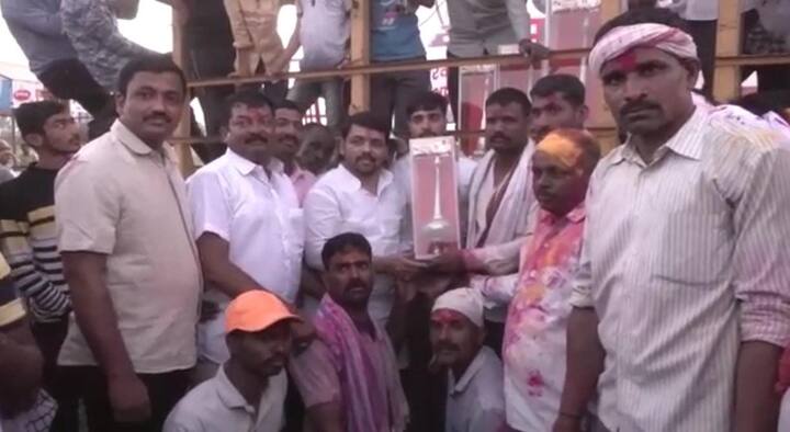 या स्पर्धेत प्रथम क्रमांक आलेल्या बैलगाडीवानास 55 हजार आणि 5 फुटीची चांदीची गदा बक्षीस म्हणून देण्यात आली.