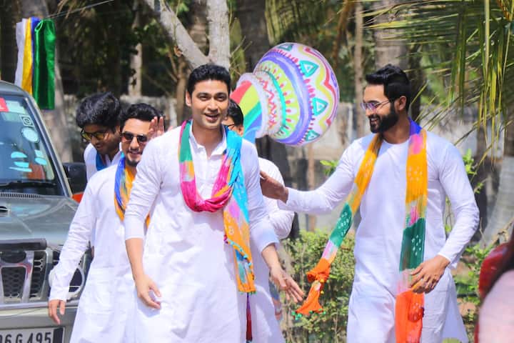 চ্যানেলকে ধন্যবাদও জানিয়েছেন যাবতীয় আয়োজনের জন্য। মোট ৩টি কেক হাজির ছিল মিঠাইয়ের জন্য। এর মধ্যে ২টি কেক বিশাল।