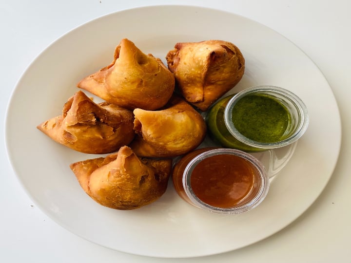 Delhi If you didn't eat Bittu's Moong Dal Samosa in Delhi then what did you eat? Delhi Bittu Samosa: दिल्ली में Bittu के मूंग दाल का समोसा नहीं खाया तो क्या खाया...