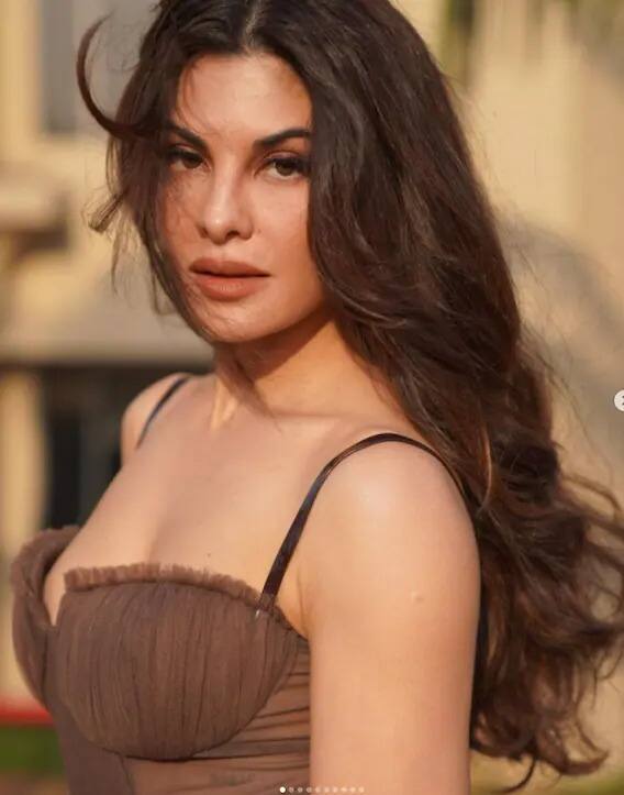 खुले केस आणि आकर्षक अदा यामुळे जॅकलिन अधिकच सुंदर दिसतेय.