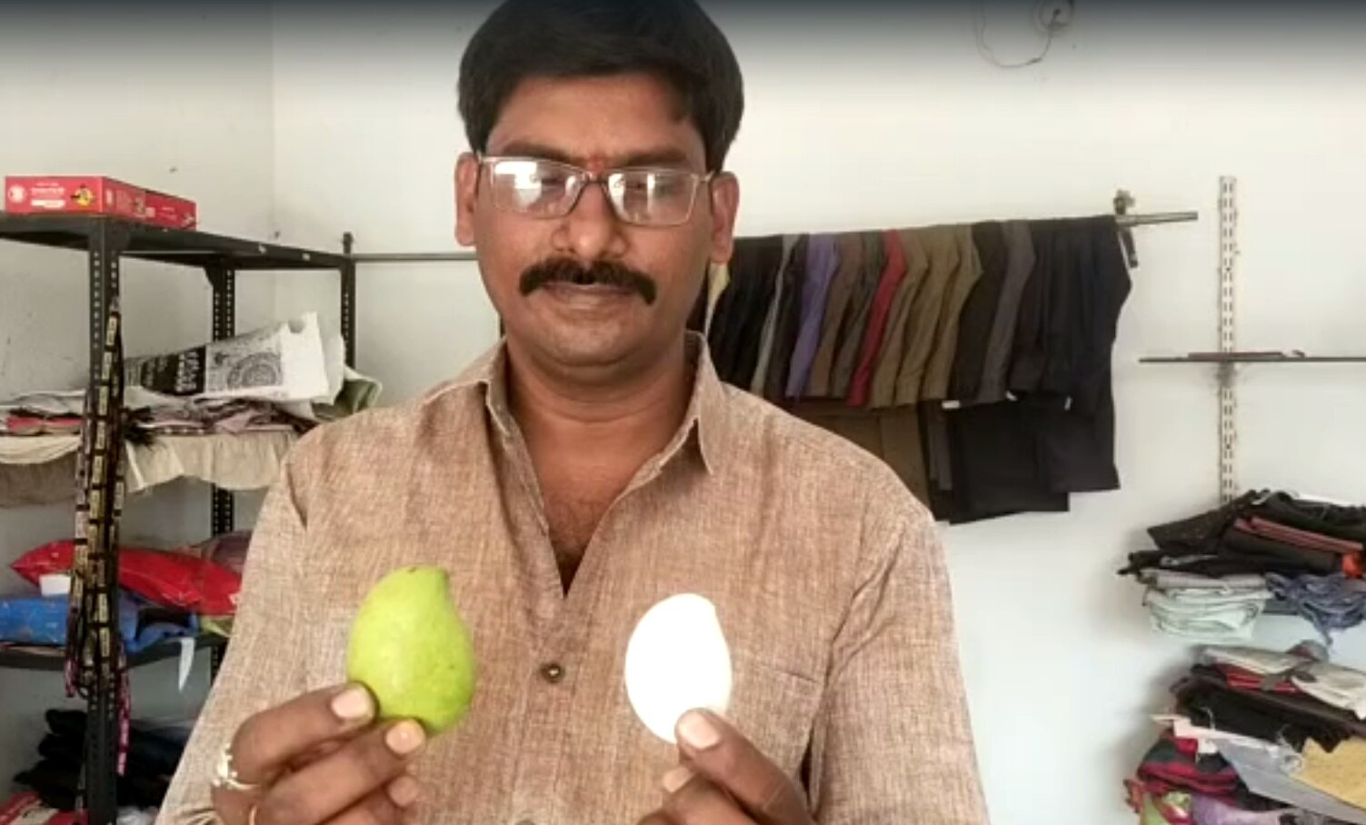 Mango Shape Egg : మామిడి కాయ లాంటి గుడ్డు! చూసేందుకు ఎగబడుతున్న జనం