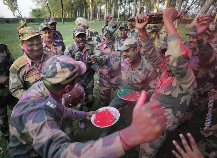 BSF jawans coloured each other while singing the famous Bollywood song 'Rang Barse'. (Image: PTI)