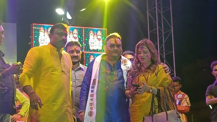 অস্ত্রোপচারের পর মুখে লিউকোপ্লাস্ট লাগিয়ে হাসপাতাল ছেড়েছিলেন। এদিন মুখে তা না থাকলেও বেশিরভাগ সময়ে অঙ্গিভঙ্গি করে হাত নেড়েই আলাপ-চারিতা সারেন সবার সঙ্গে।