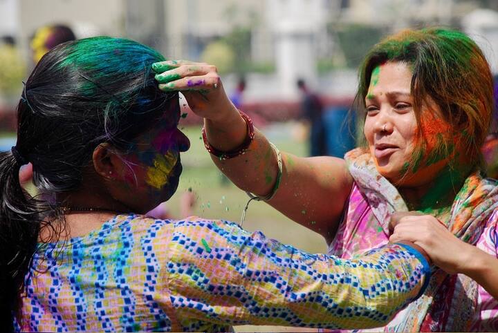 রং তোলার জন্য কেরোসিন তেল ব্যবহার করবেন না ভুলেও। বাড়ির মধ্যে রং খেলবেন না।
