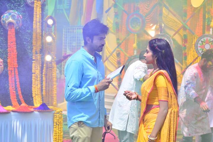 গুরু আদিত্য নারায়ণের গুরুকুলের দায়িত্বশীল ছাত্র আহির। তাঁর সঙ্গে বাড়ির ছোট মেয়ে রঞ্জিনীর বিয়ে হোক, এমনটাই চান গুরু আদিত্য নারায়নের স্ত্রী।