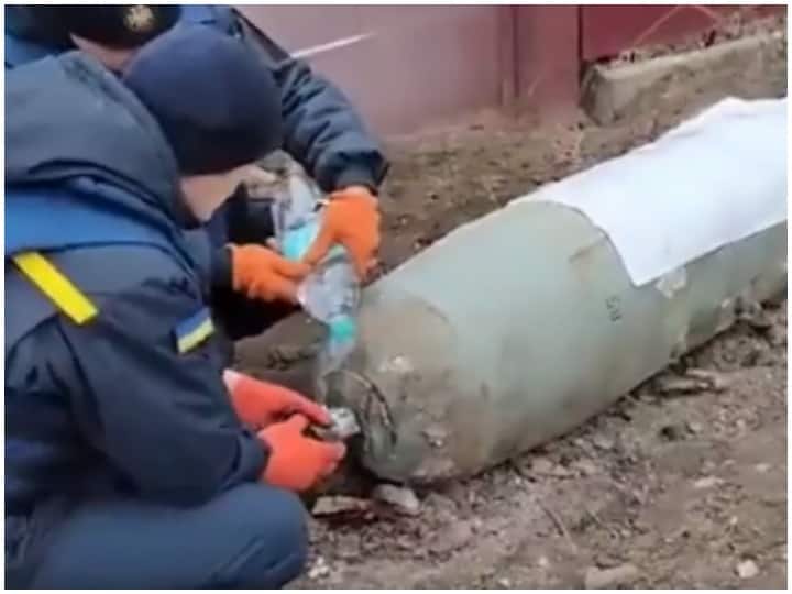 Russia Ukraine War Ukrainians defused Russia's powerful bomb with a water bottle watch Viral video दिल दहला देगा ये वीडियो! रूस के शक्तिशाली बम को यूक्रेनियों ने पानी की बोतल से किया डिफ्यूज, खूब हो रहा वायरल