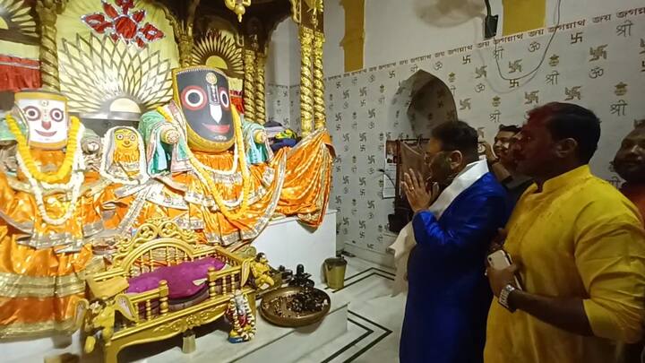 অস্ত্রোপচারের পর এই প্রথমবার জনসমক্ষে দেখা গেল মদন মিত্রকে (Madan Mitra)। এদিন মাহেশের জগন্নাথ মন্দিরে (Jagannath Mandir) গিয়েছিলেন তৃণমূল (TMC) নেতা।