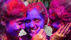 Holi 2022 in Amritsar: মাটিতে পা রেখেই উড়ান, আবিরের প্রলেপ স্বপ্নেও, হোলিতে আরও রঙিন অমৃতসর